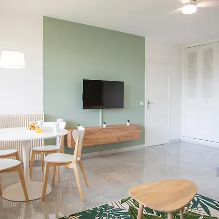 Flat With Hot Pool Apartment *